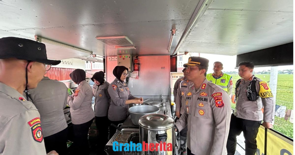 Polda Jabar Bersama Polres Karawang Kerahkan Dapur Lapangan, Bantu Warga Terdampak Banjir