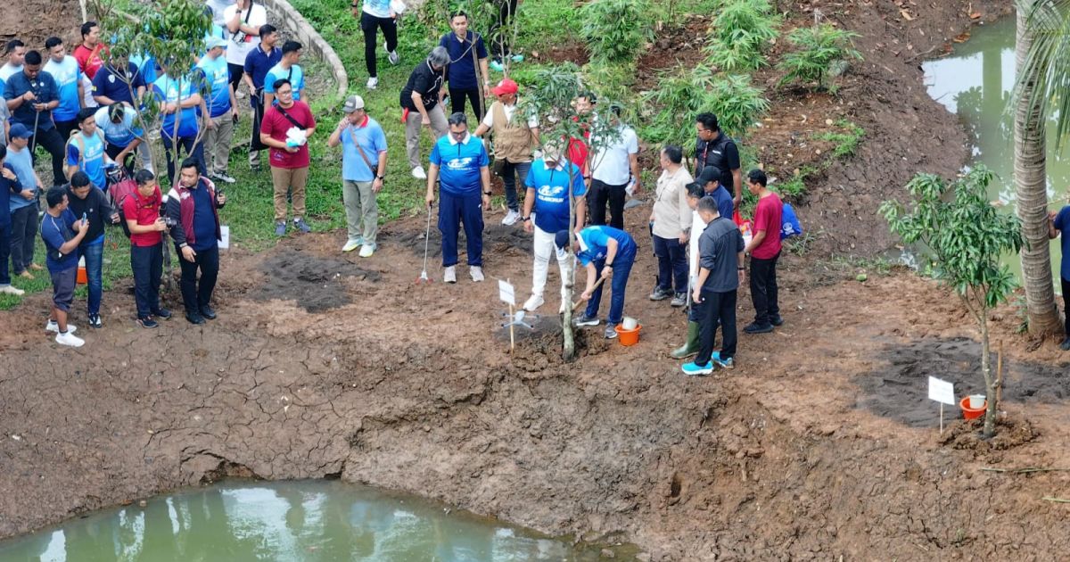 Bupati Bogor dan Menteri Lingkungan Hidup Penanaman Pohon di Hutan Kota Tegar Beriman