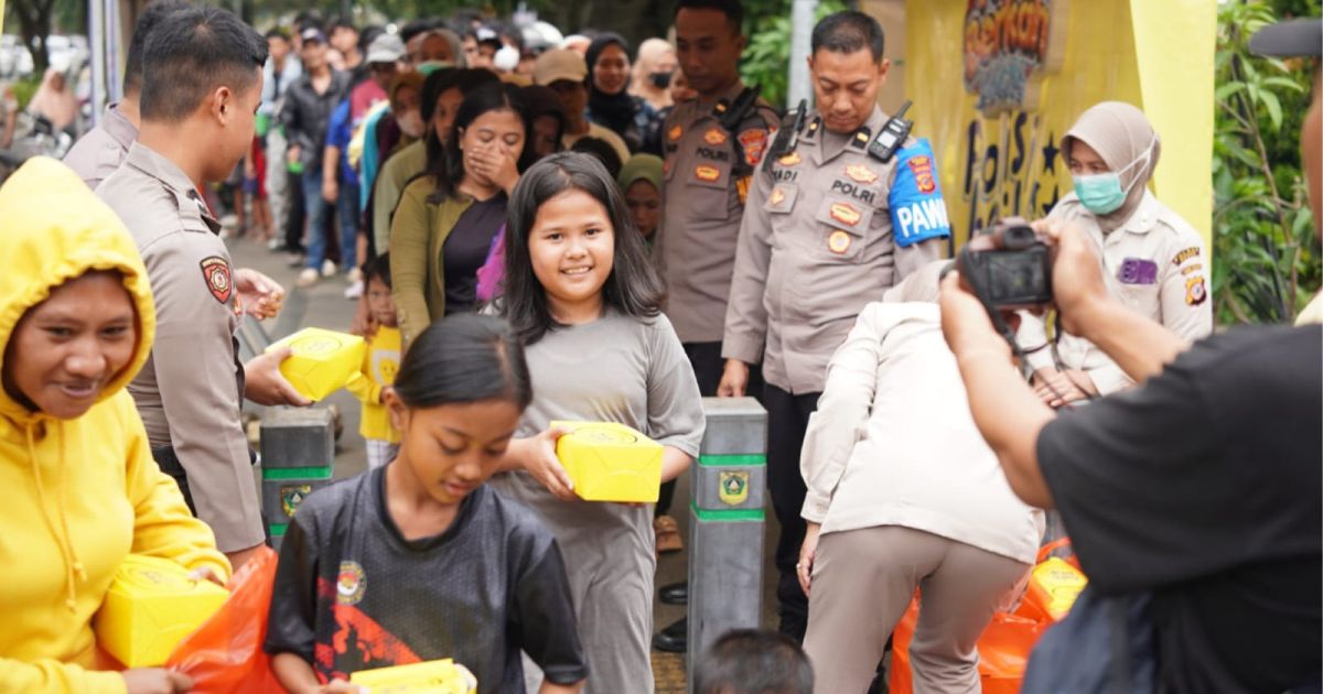 Polres Bogor Bagikan Takjil dan Makan Gratis untuk Masyarakat di Depan Mako