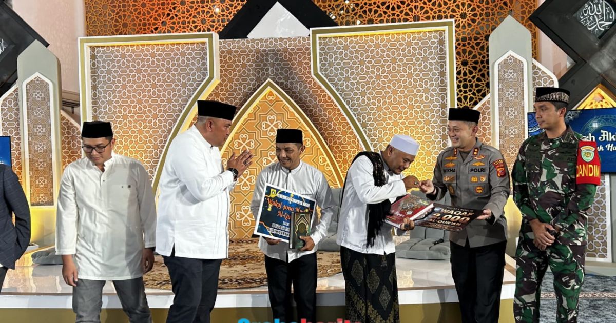 Peringati Nuzulul Quran, Polres Bogor Serahkan 2.000 Al-Quran Waqaf Personel di Acara Tabligh Akbar Masjid Baitul Faizin
