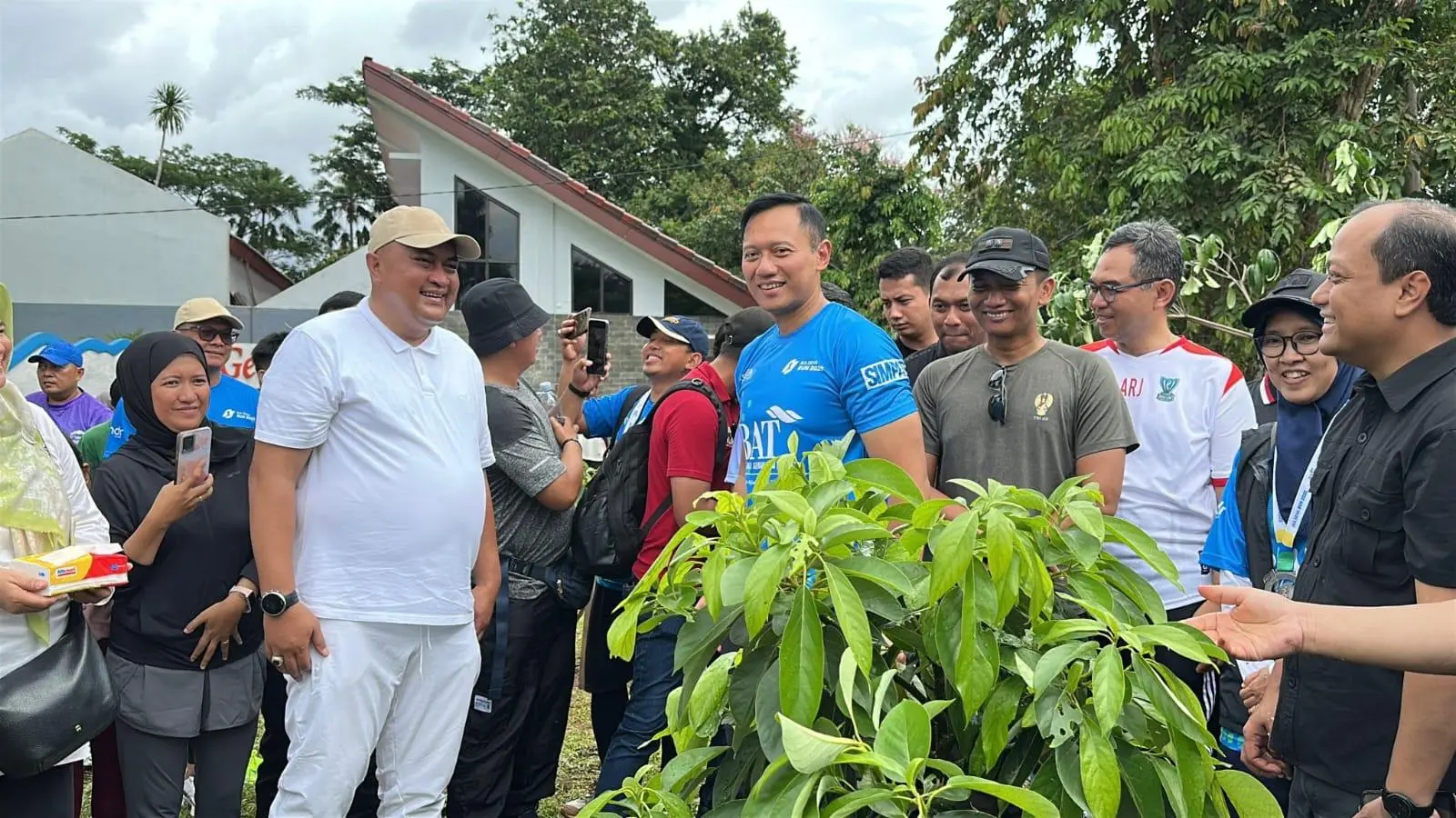 Bupati Bogor Gerakan Hijaukan Bumi, Birukan Langit Melalui Penanaman Pohon dan IKA 5KMA Run 2025