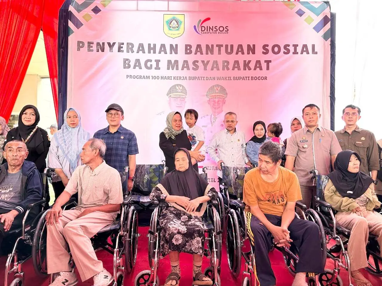 Pemkab Bogor Melalui Dinas Sosial Salurkan Ratusan  Kursi Roda dan Gerobak Usaha Bagi Penyandang Disabilitas dan Keluarga Kurang Mampu