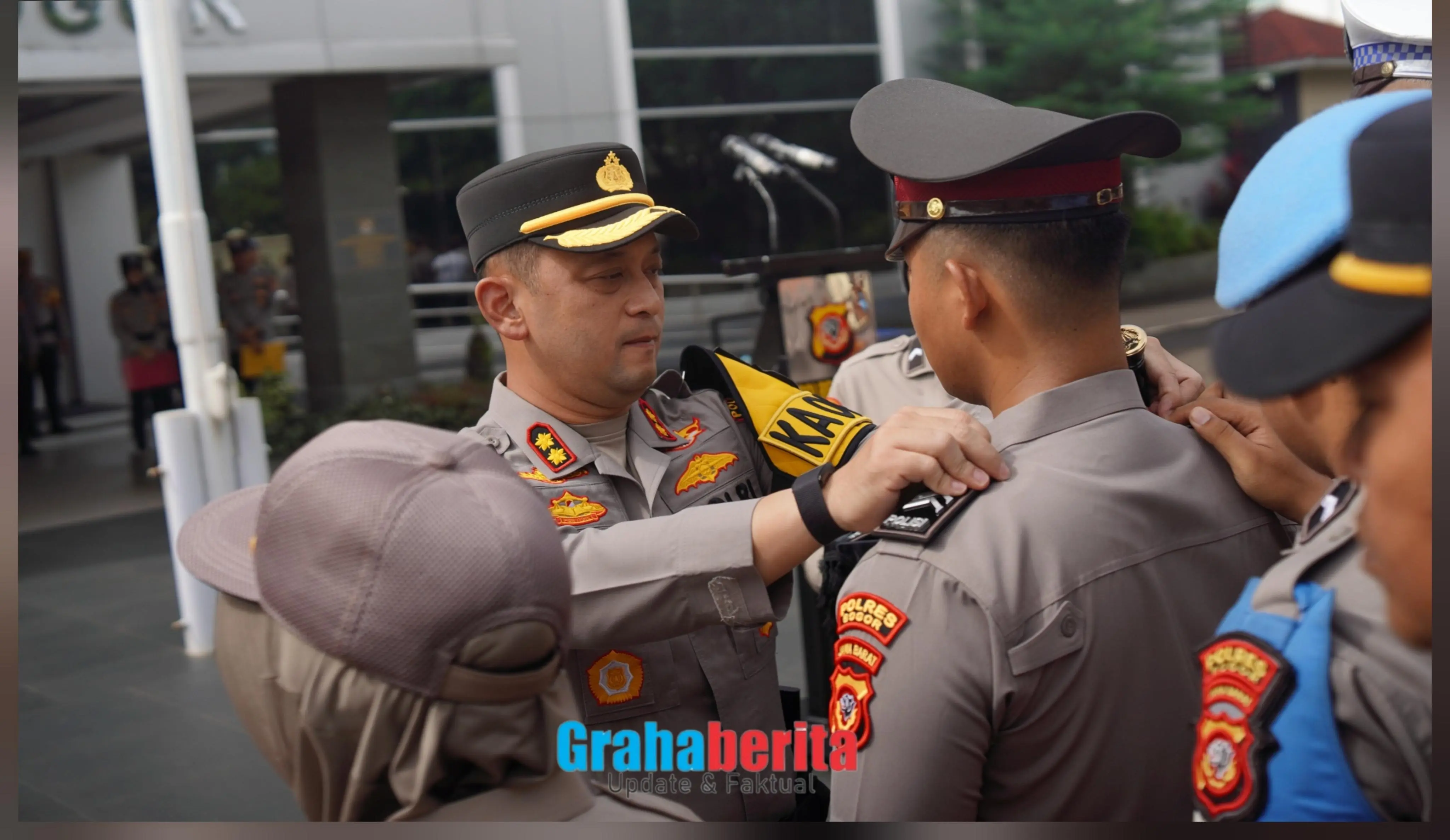 Kapolres Bogor Pimpin Apel Kenaikan Pangkat, Lanjutkan Penanaman Pohon.