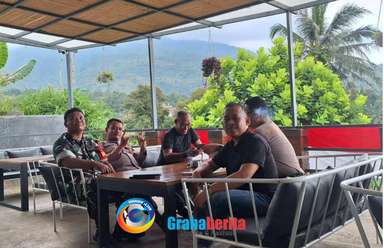 Sinergitas TNI–Polri di Cijeruk, Bhabinkamtibmas dan Babinsa Sambangi Warga Desa Pasir Jaya,.