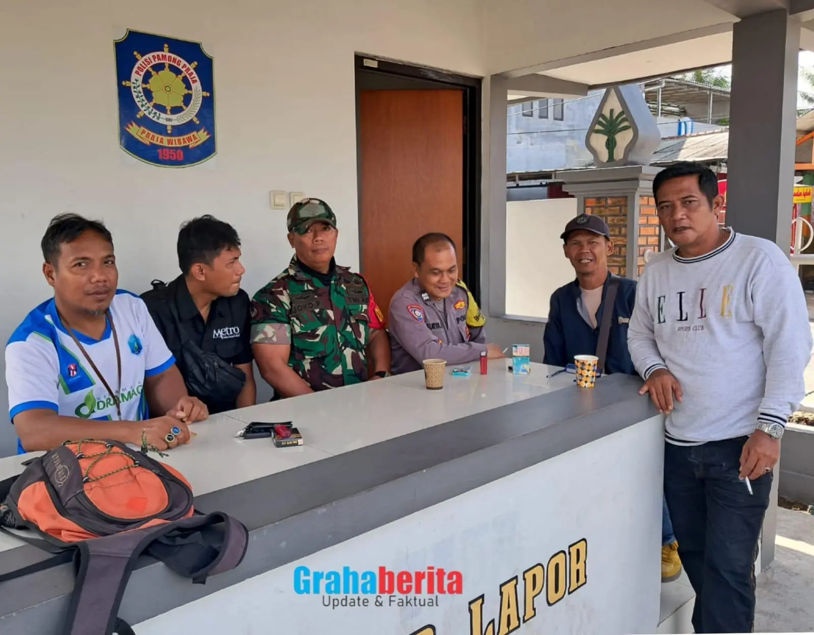 Sinergitas TNI - Polri Laksanakan Sambang Kamtibmas Ke Pos Pol PP Ajak Bersama Jaga Kamtibmas Yang Kondusif