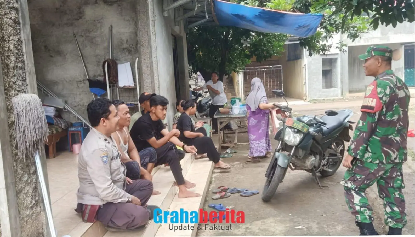 Bersinergi, Bhabinkamtibmas Polsek Parung dan Babinsa Koramil 0621/22 beri imbauan kamtibmas kepada warga