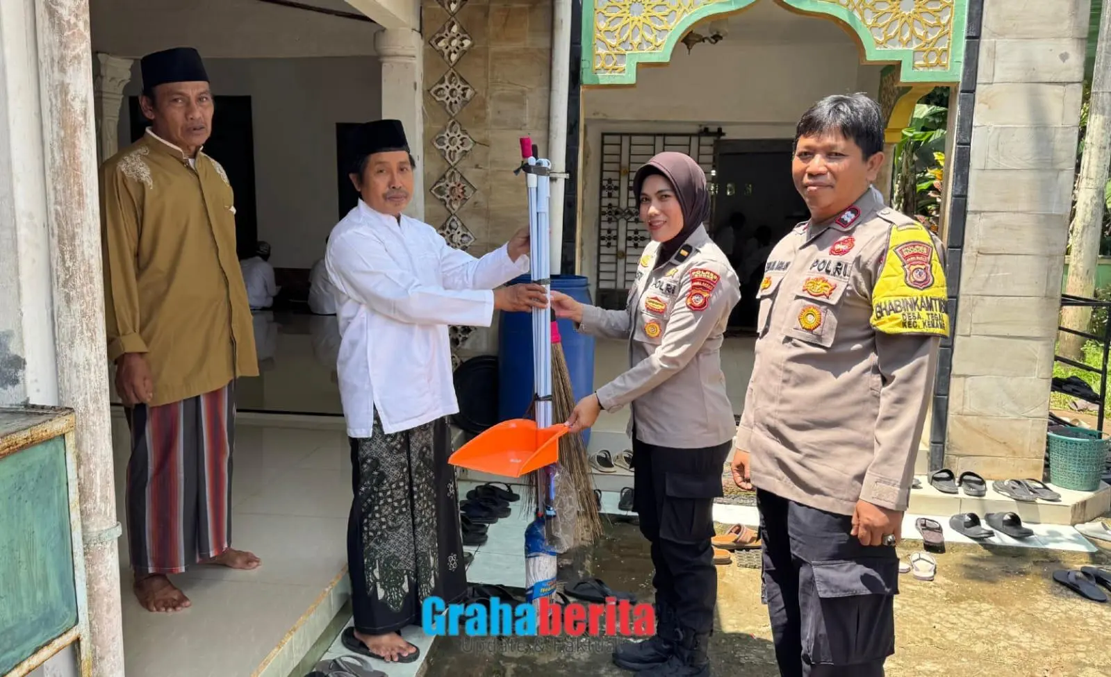 Peduli Rumah Ibadah, Polsek Kemang Laksanakan Silaturahmi ke Ketua DKM Masjid Jami An-Nur dan Serahkan Alat Kebersihan