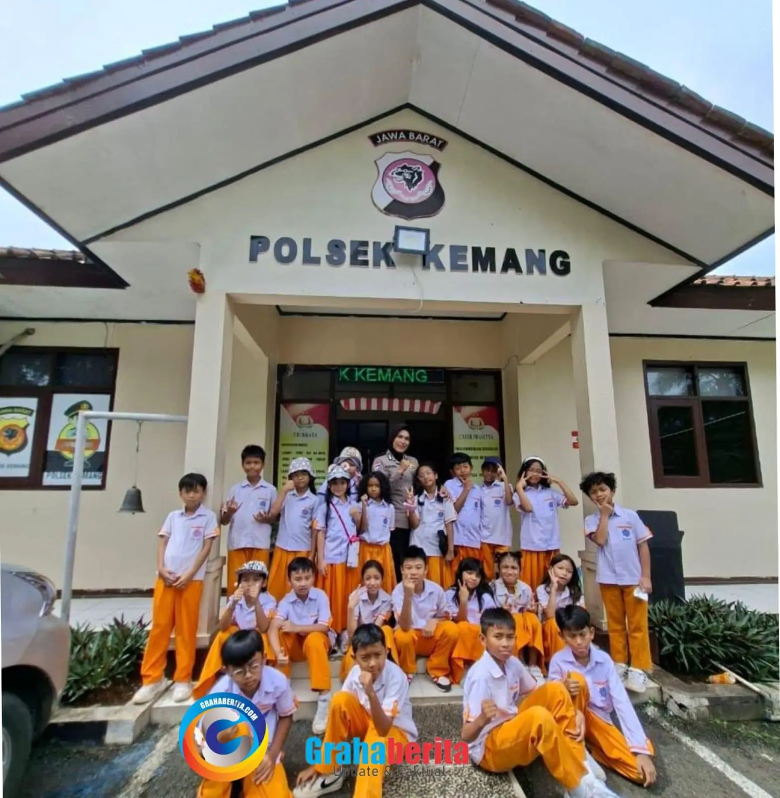 Polisi Sahabat Anak, Polsek Kemang Sambut Ceria Kunjungan Edukatif SD Madania