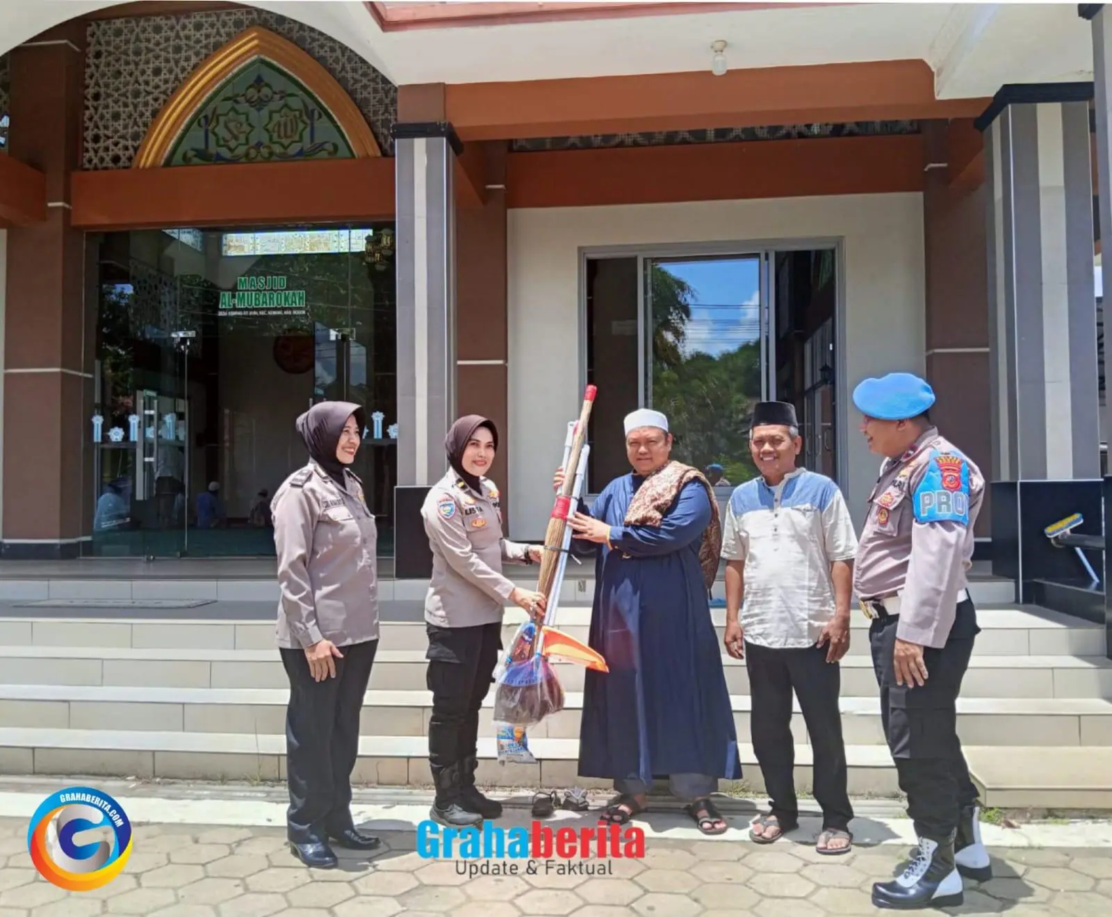 Polri Peduli Kebersihan Tempat Ibadah, Polsek Kemang Jalin Silahtuhrahmi dan Berikan Alat Kebersihan Masjid Al- Mubarokah 