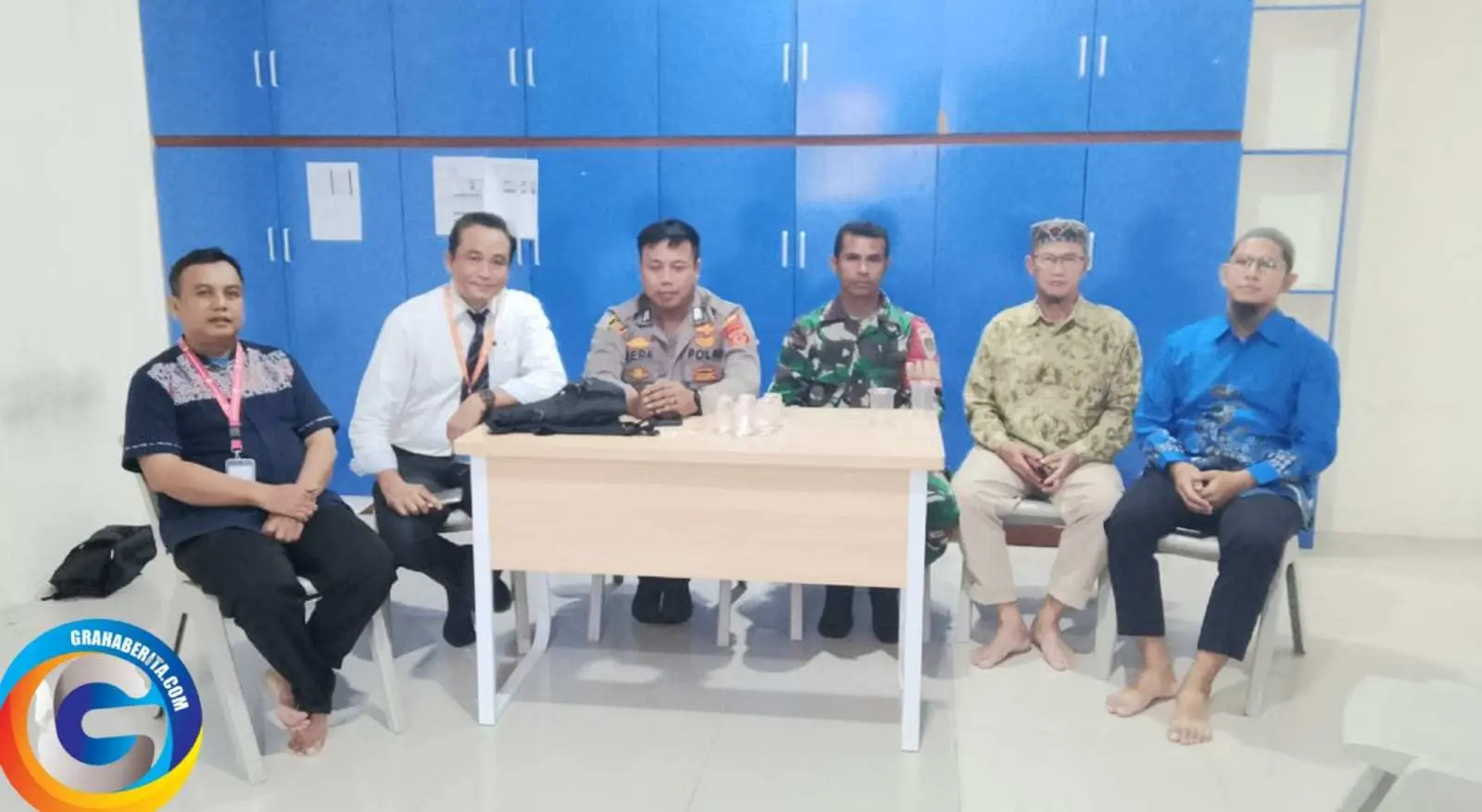 *Sinergitas TNI Polri Wilayah Hukum Polsek Parung Desa Karihkil Giat Cooling Sistem Sambang Warga Beri Himbauan Ajak Jaga Kamtibmas Cegah Kriminalitas*