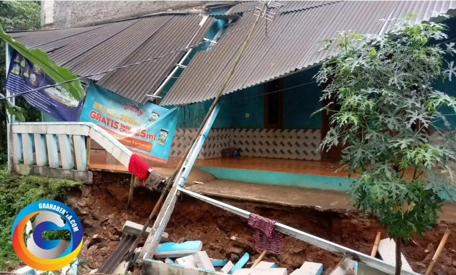 *Bhabinkamtibams Desa Hambalang Wilayah Hukum Polsek Citeureup Cepat Tanggap Adanya Laporan Musibah Bencana Alam Pergeseran Tanah*