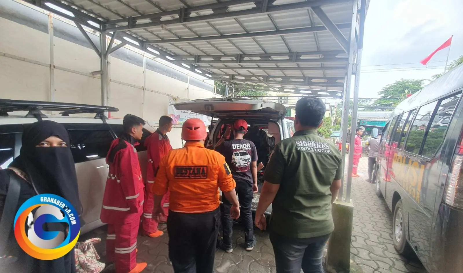 *Kasidokkes Bersama Keslap Polres Bogor Lakukan Penanggulangan Bencana Alam Desa Bojong Kulur Kecamatan Gunung Putri Kabupaten Bogor*