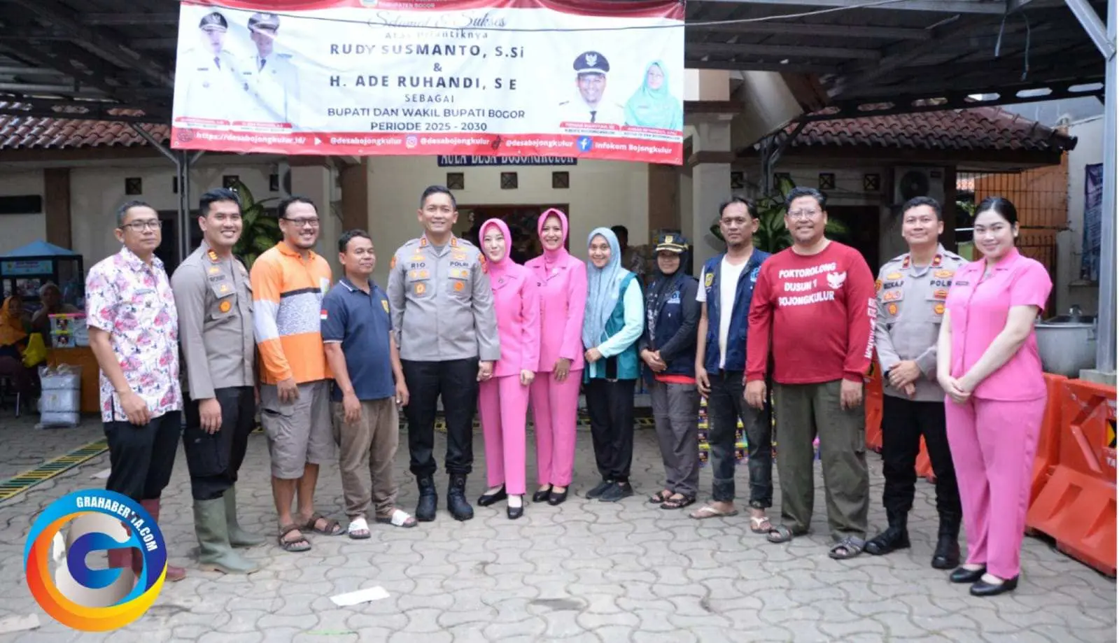 Kapolres Bogor Beserta Jajaran Dan Ketua Bhayangkari Cabang Polres Bogor,Berikan Bantuan Sembako Kepada Korban Banjir Bandang Desa Bojong Kulur Kec.Gunung Putri Kab. Bogor, Kita Hadir Untuk Warga Masyarakat