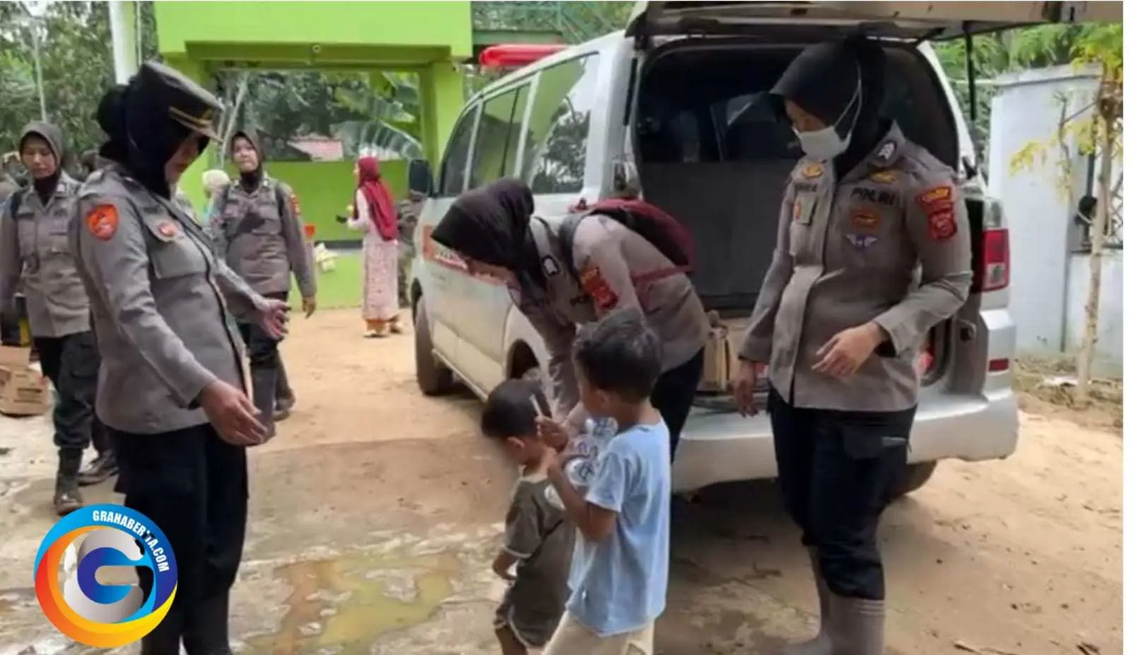  Polwan Polres Bogor Bersama Stakeholder pada Hari ke 3, Giat Pendampingan Trauma Healing bagi anak - anak dan Pemberian Obat Vitamin juga Takjil untuk Korban Banjir Bandang Kec.Gunung Putri 