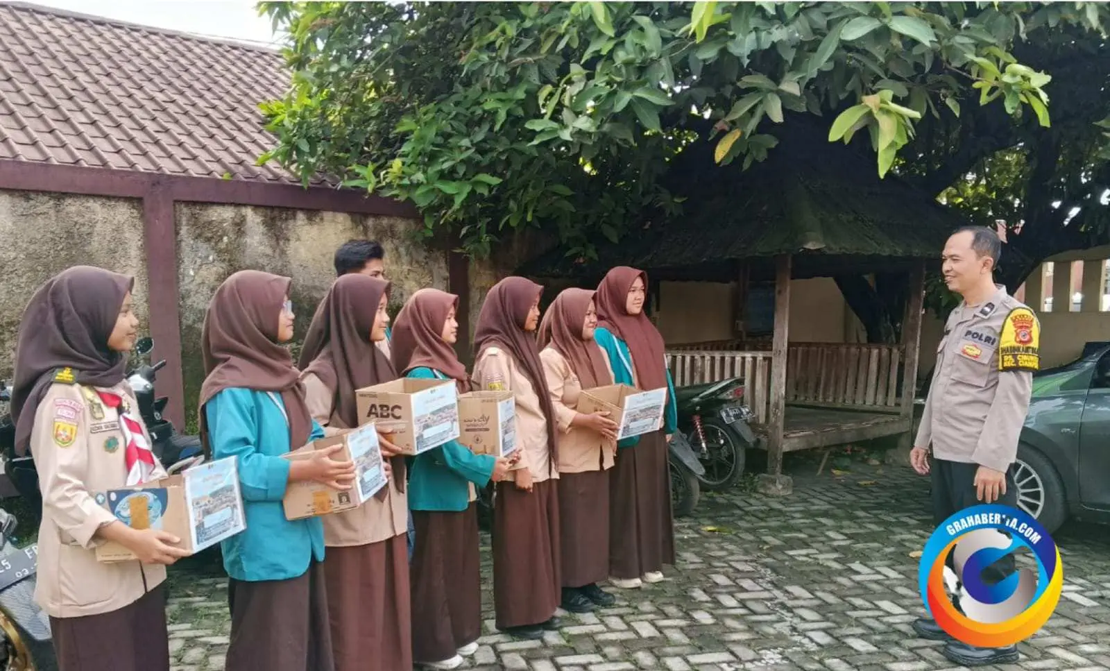 Bhabinkamtibmas Wilayah Hukum Polsek Ciampea Giat Cooling Sistem Berikan Arahan Kepada Anak Remaja Pramuka Dalam Penggalangan Bansos