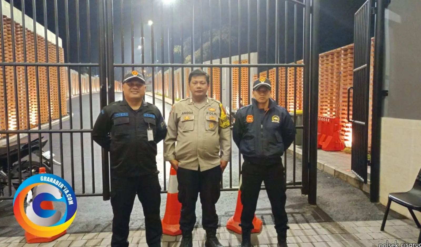 Bhabinkamtibmas Wilayah Hukum Polsek CSR Polres Bogor Monitoring Kontrol Pos Pengamanan Perumahan Pastikan Tidak Ada Gangguan Kamtibmas