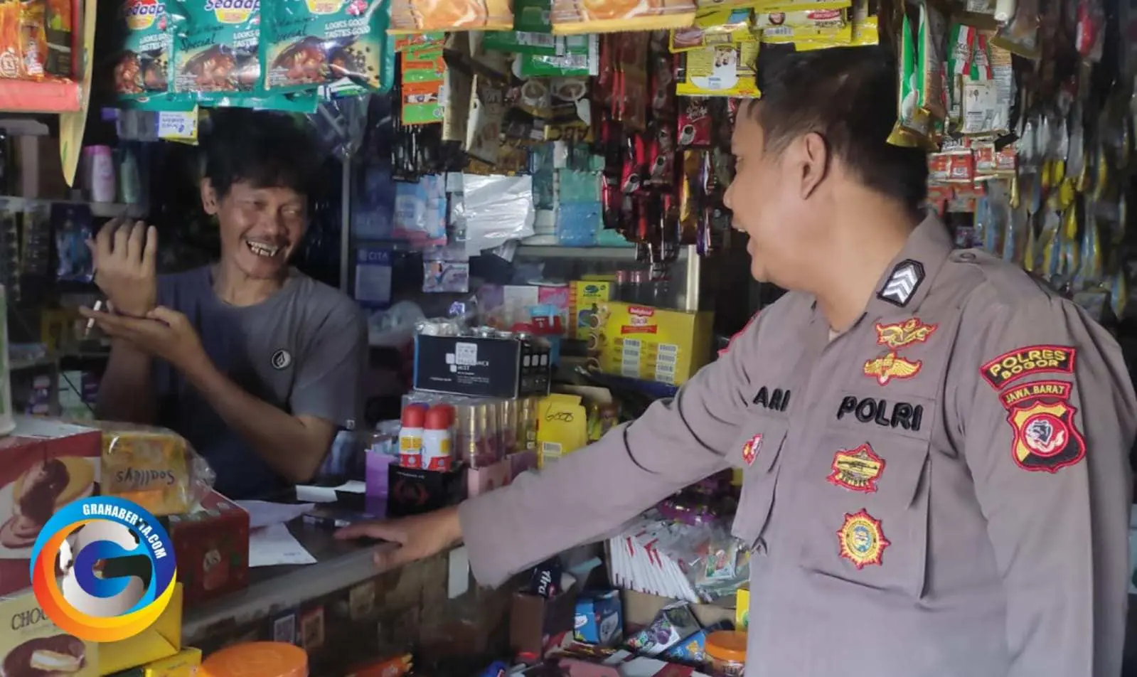 Bhabinkamtibmas Wilayah Hukum Polsek Leuwiliang Giat Cooling Sistem Patroli Pasar, Cek Monitoring Harga Dagangan Selama Bulan Suci Ramadhan 1446 H Agar Tetap Kondusif