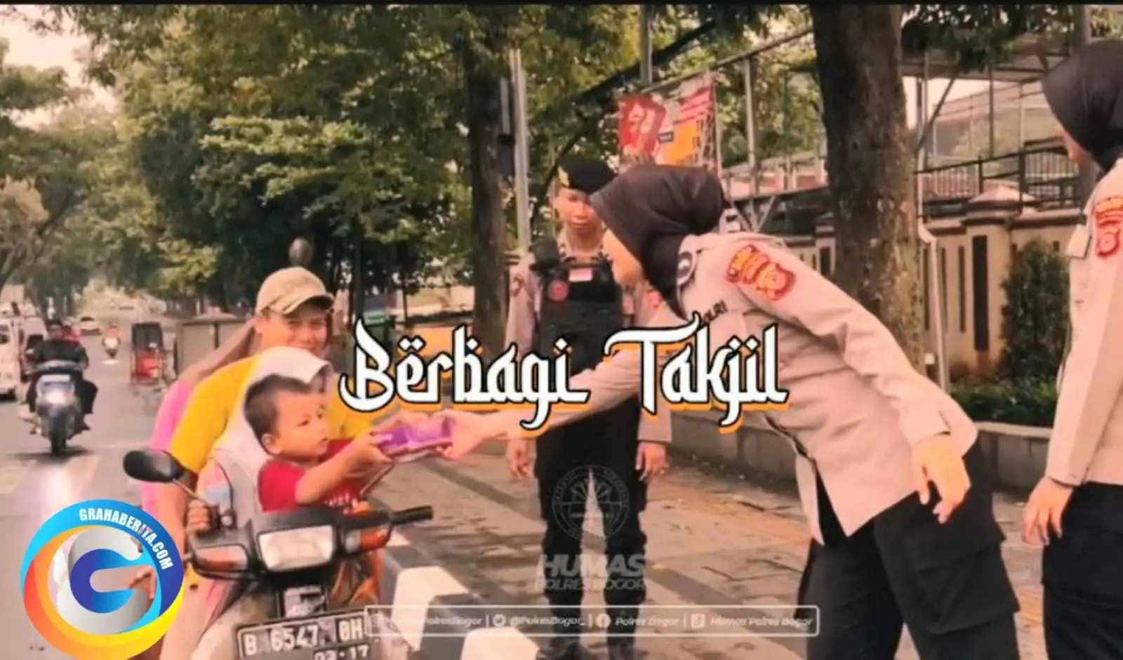 Berbagi Berkah Bulan Suci Ramadan 1446 H, Sat Reskrim Polres Bogor Bagikan Takjil Gratis Kepada Masyarakat Kabupaten Bogor Yang Melintas Depan Mako Polres Bogor