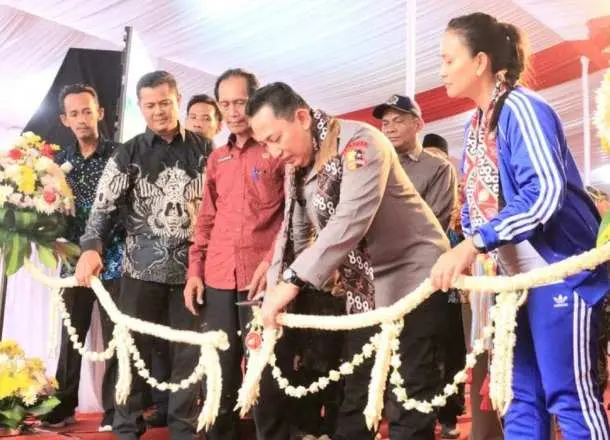 Kapolri Resmikan Pengerasan Jalan dan Saluran Irigasi serta Serahkan Bantuan Sosial di Desa Garongan