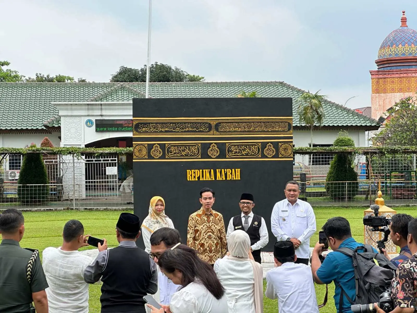 Bupati Rudy Susmanto sambut Kedatangan Wakil Presiden  Gibran Rakabuming ke Sekolah Al - Madinah