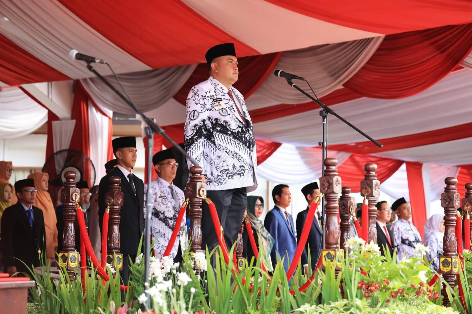 Bupati Bogor Rudy Susmanto Berikan Penghargaan Kepada Insan Pendidikan atas Dedikasi nya di Momentum Hari Guru Nasional