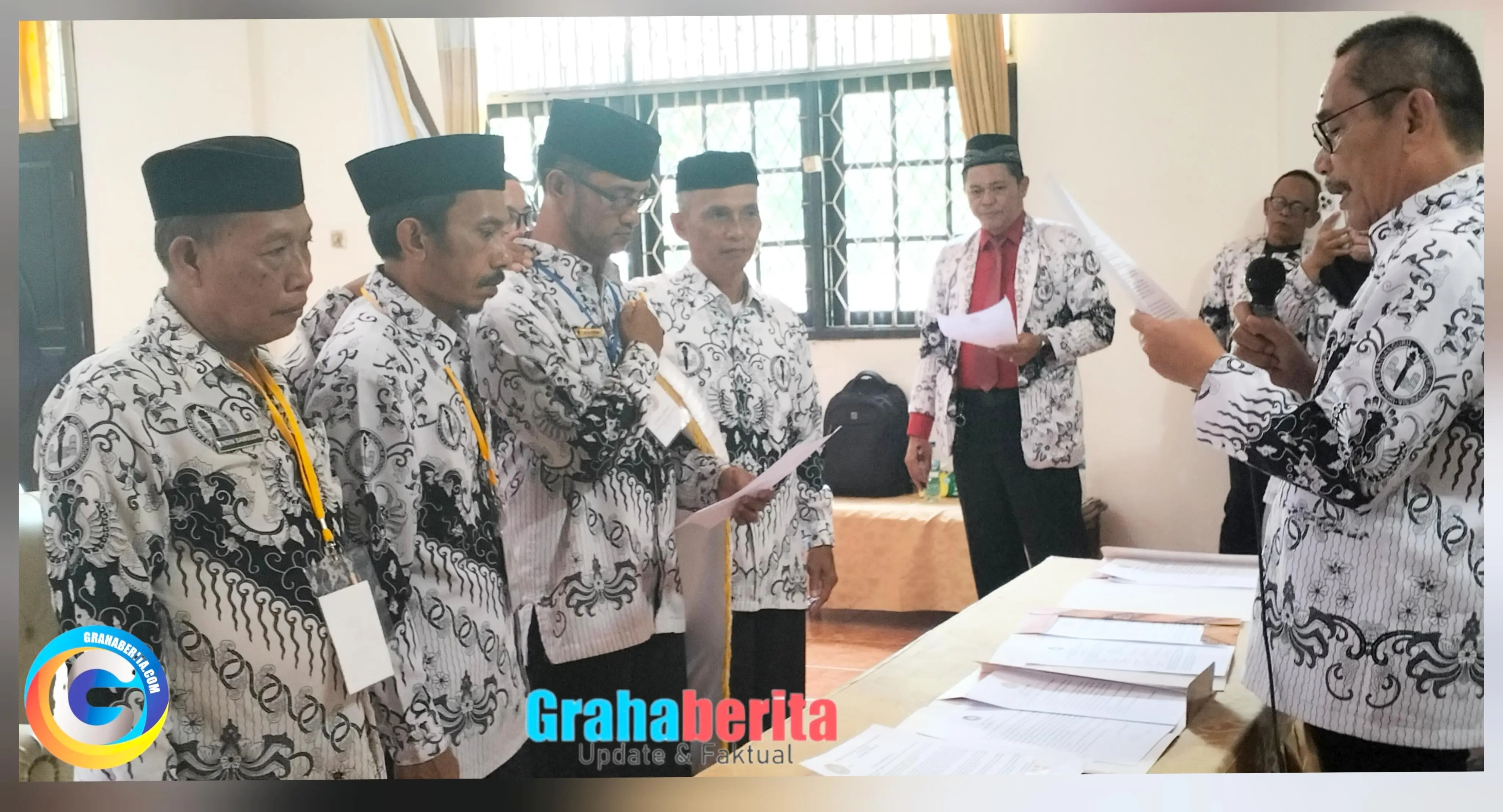 Ketua PGRI Kabupaten Bogor Haji Amsohi, S.Pd, M.M Resmi Melantik Ketua PGRI Cabang Parung Sugiyono, S.pd beserta Wakil dan Sekretaris Periode Tahun 2025- 2030