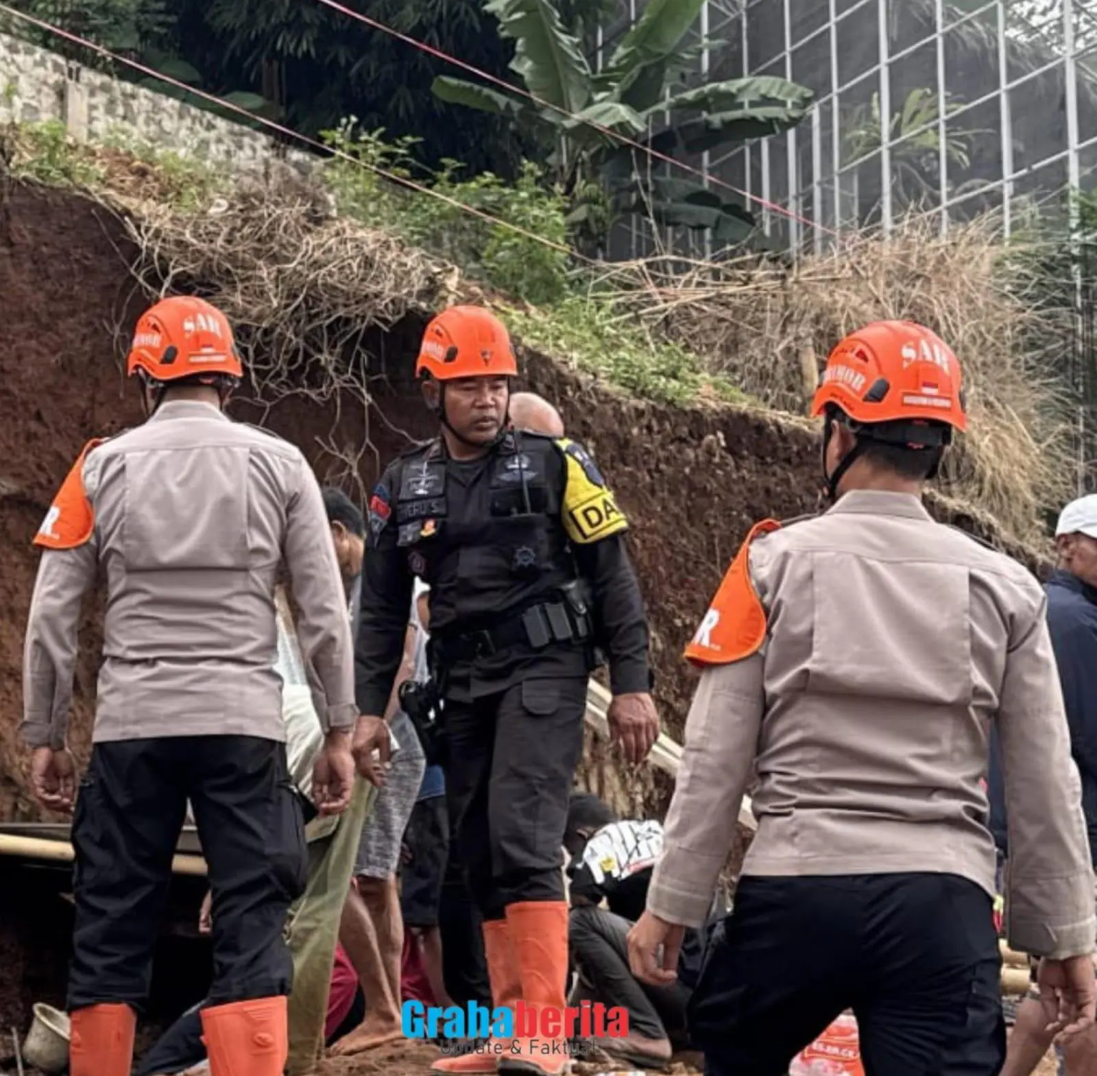 Gerak Cepat Tim SAR Sat Brimob Polda Jabar, Enam Korban Longsor di Cisempur Berhasil Dievakuasi