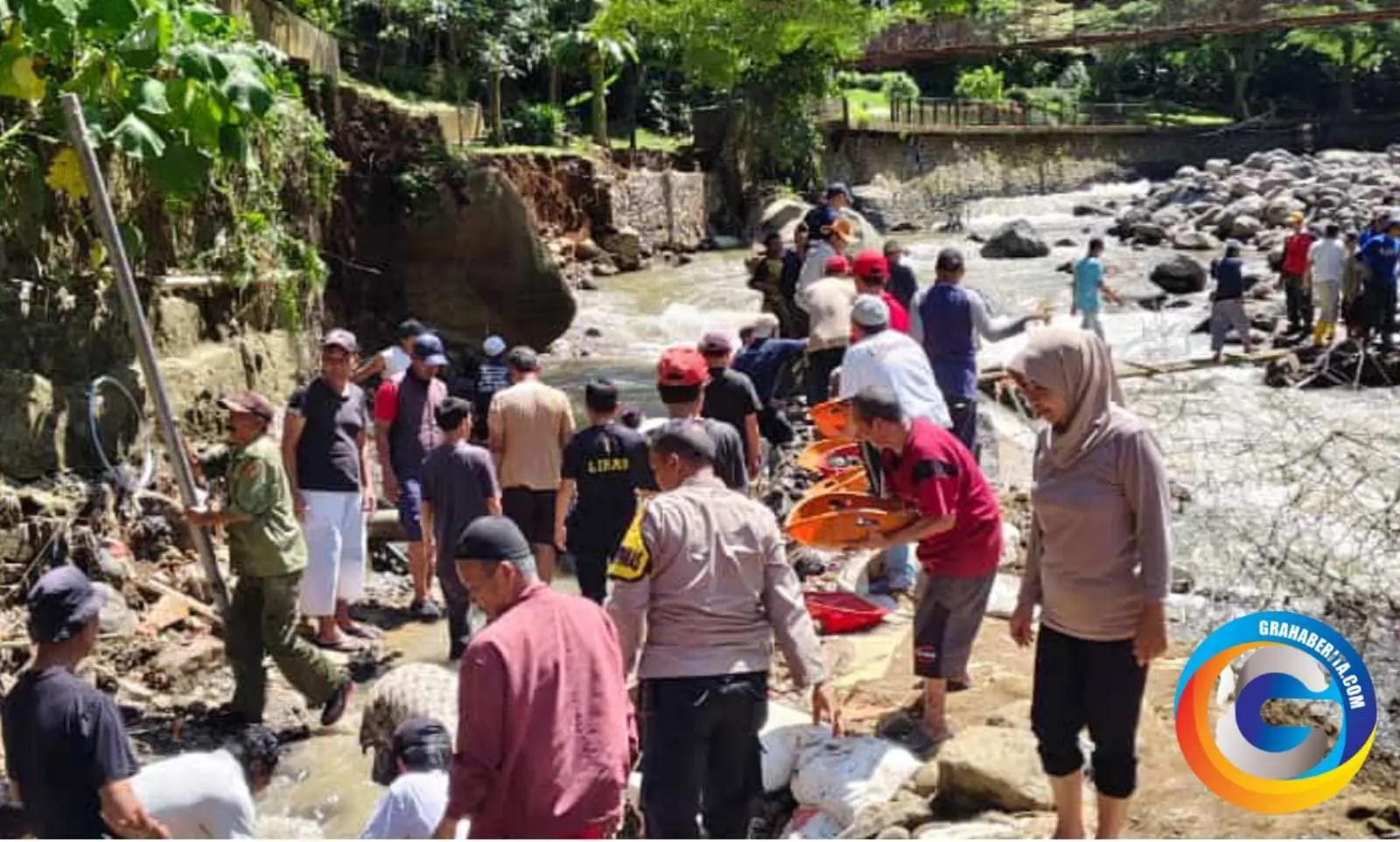 Giat Cooling Sistem Sinergitas TNI Polri, Perangkat Desa Serta Warga Masyarakat Desa Cipayung Girang Membersihkan Sampah Dan Pasir Batu Yang Menutupi Aliran Sungai Ciratim Hindari Musibah Bencana Alam