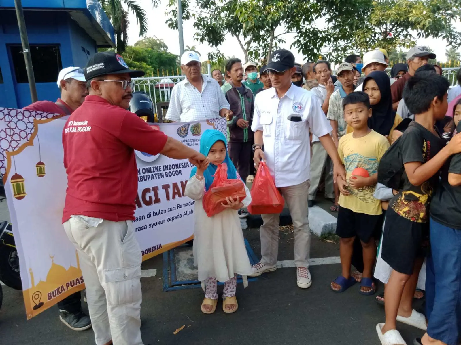 Ikatan Wartawan Online Indonesia DPD Kabupaten Bogor, Bagikan Takjil Kepada Masyarakat di Bulan Ramadhan 1446 Hijriah, Depan Lapangan Tegar Beriman